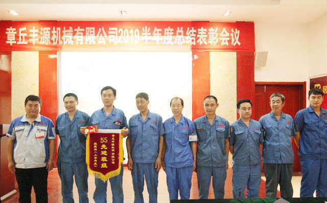 公司對做出突出貢獻(xiàn)的人員頒獎,為獲得5S先進(jìn)班組員工頒發(fā)錦旗及獎勵紅包200元。 公司對做出突出貢獻(xiàn)的人員頒獎,為獲得5S先進(jìn)班組員工頒發(fā)錦旗及獎勵紅包200元。